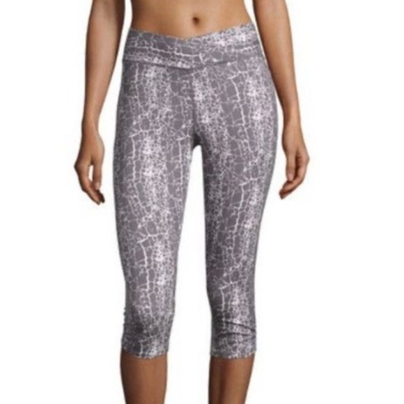 Yummie  Grey Crackle Pattern Capri Leggings - Picture 1 of 12
